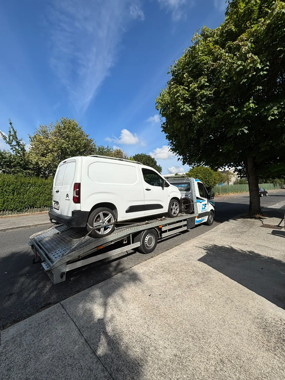DF Recovery carrying a white van on a sunny collection